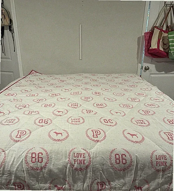 Victoria's Secret PINK HTF/Rare Reversible Quilted Pink White Logo Comforter